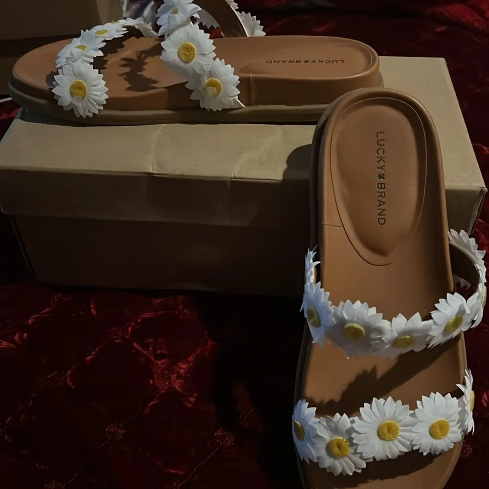 Lucky Brand LK Pallyon Daisy Sandals/ Pool Slides in White NEW Sz 8 - Picture 4 of 12